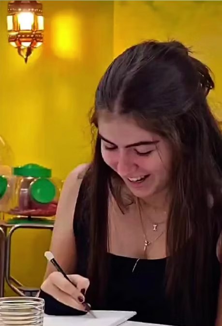 Aluna Isabela Bavaresco desenhando