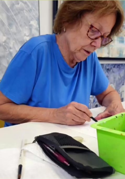 Aluna Stella Cyrillo pintando