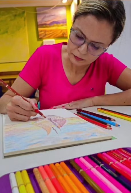 Aluna Tatiane Debiasi desenhando com lápis de cor